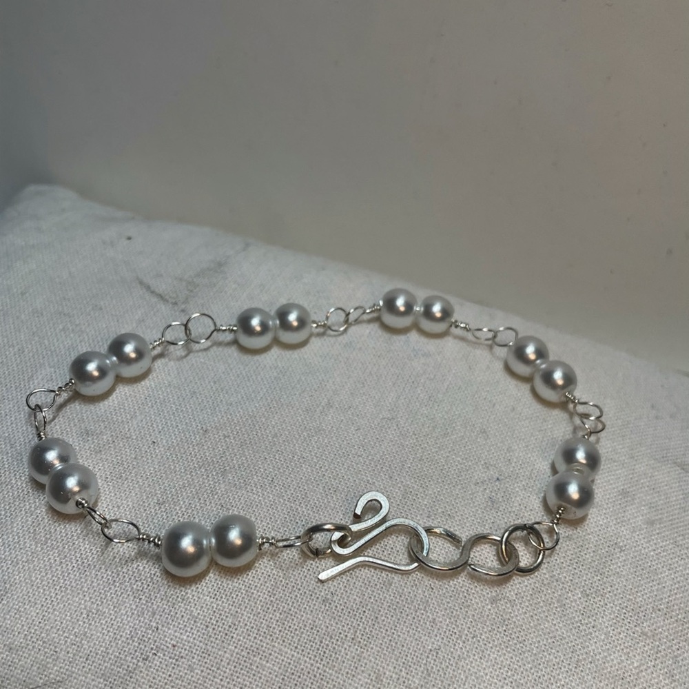 Elegant Silver Pearl Bracelet - Picture 5 of 5